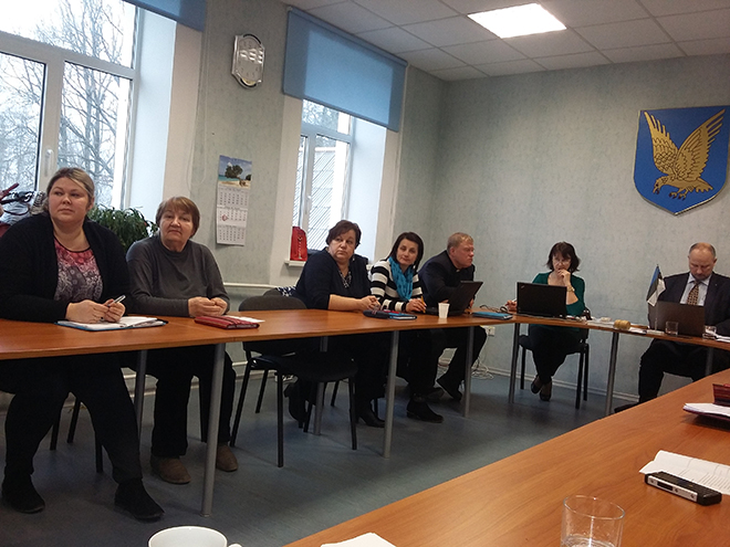 Volikogu liikmed vallavanema ettekannet jälgimas. Foto: LIANA ALLAS