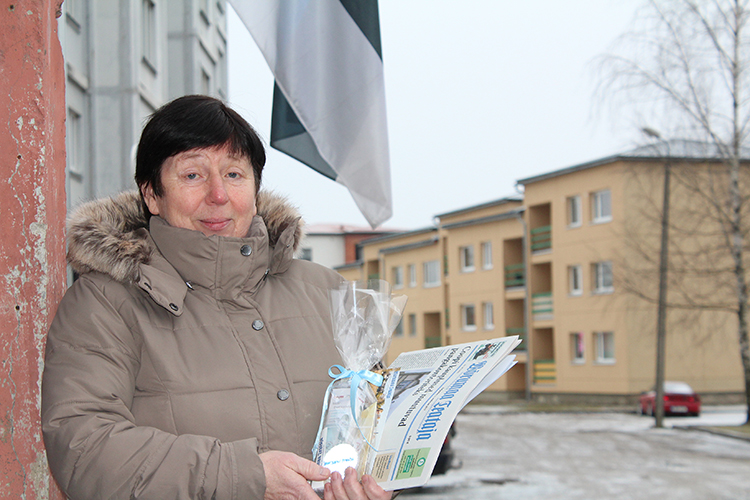 Eva Andla värskelt üle antud auhinnaga kodutrepil. Taustal lehvib Tartu rahulepingu aastapäevaks heisatud lipp.  Foto: AIGAR NAGEL