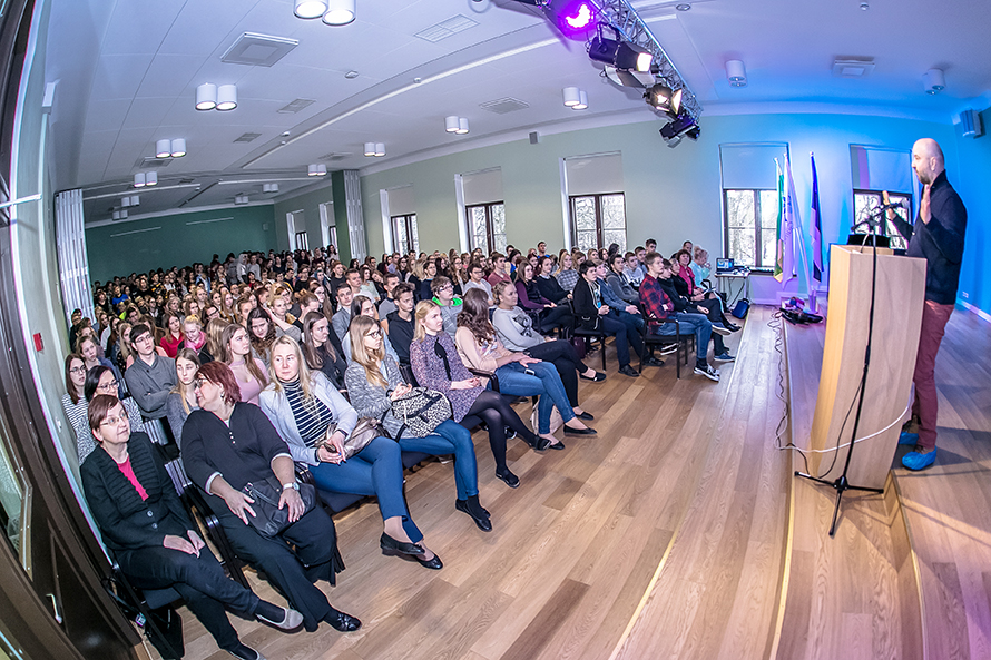 Võru gümnaasiumi aula oli rõõmsaid ja särasilmseid noori pilgeni täis.    Foto: ANDREI JAVNAŠAN