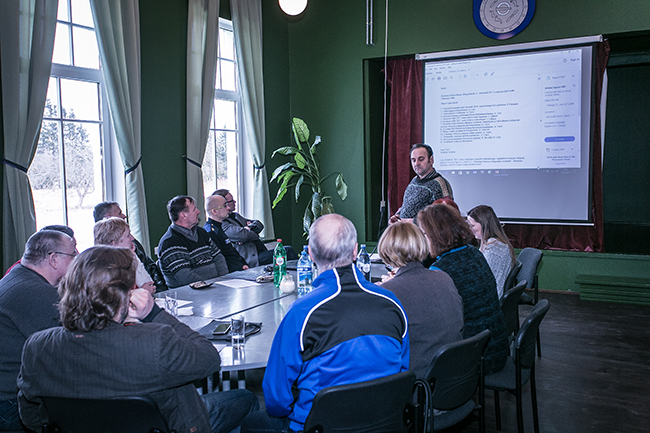 Eilsel Meremäe vallavolikogu koosolekul ei läinud volikogu esimehe Arno Varese (seisab ekraani ees) umbusaldamine läbi. 