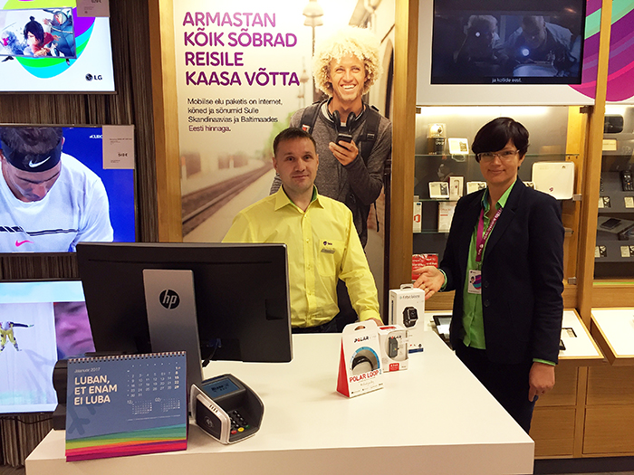 Telia Võru esinduse müügikonsultandid Meelis ja Anneli esinduses kohapeal olevat pulsikellade ja aktiivsusmonitoride valikut tutvustamas. Foto: KADI ANNOM