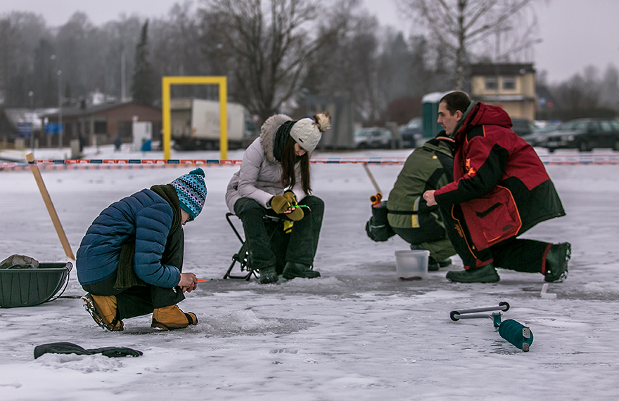 Paremal selle aasta Rõuge Puraka kõige nobedam kalamees, kes vaid paar minutit pärast võistluse algust püüdis kinni esimese ahvenapoisi. Foto: ANDREI JAVNAŠAN