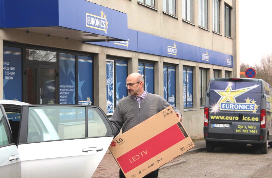 LG 32tolline LCD-teler pannakse kohe autosse, et alustada teekonda Haanjasse võitja Eve Kasesalu juurde. foto: Aigar Nagel