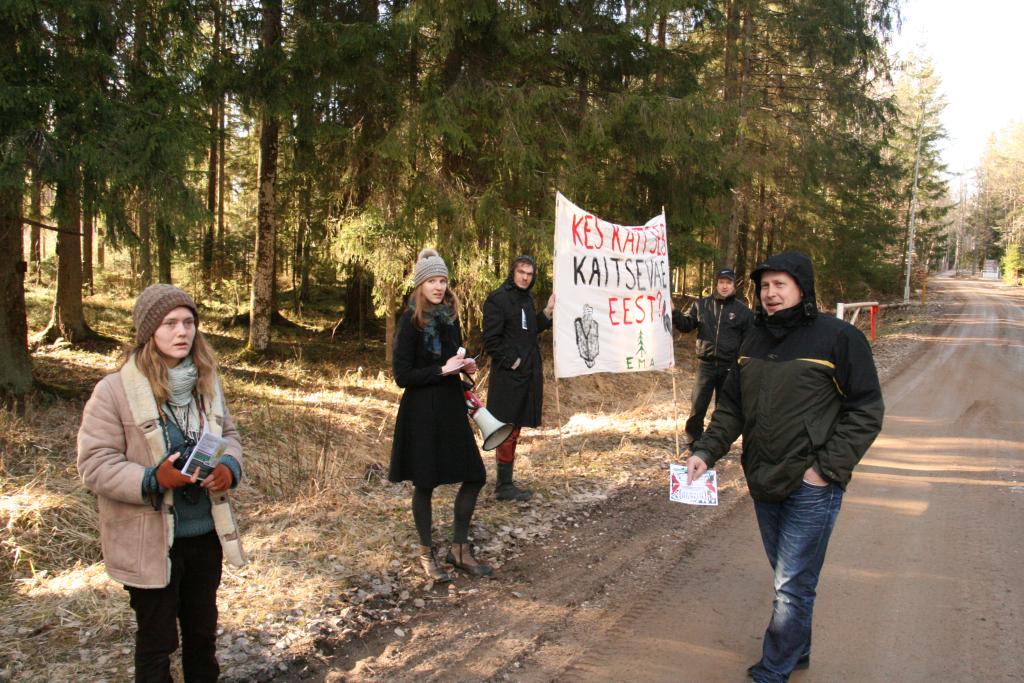 Riigikaitsekomisjon koos meeleavaldajatega Nursipalu polügoonil FOTOD: TOMI SALUVEER