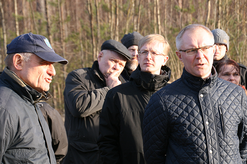 Riigikaitsekomisjon koos meeleavaldajatega Nursipalu polügoonil Foto: Tomi Saluveer