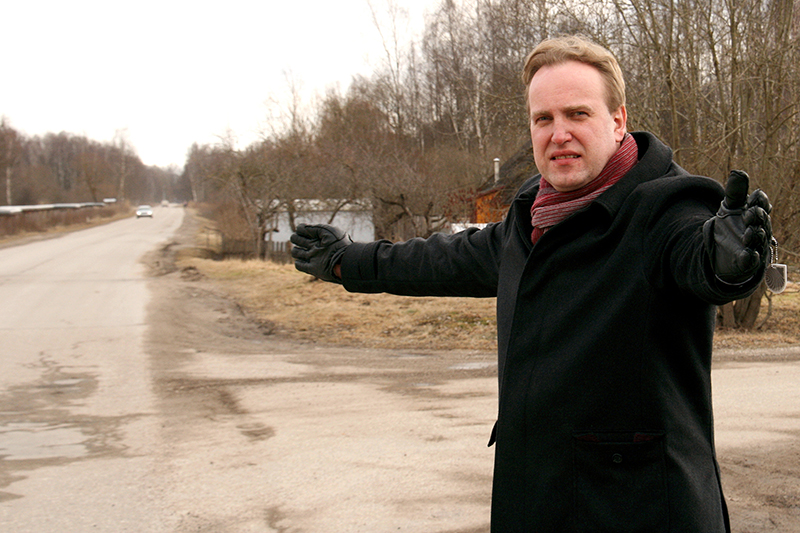 Anti Allas seismas Luha ja Koreli tänava ristmikul – siia rajatav kergliiklustee aitab ühendada linnaäärsed asumid töökohtade ja teenustega, uus kergtee liidab Väimela ja Kubja piirkonna ühtseks teedevõrguks. Juhul kui lõppenud hankele vaideid ei esitata, saab töödega alustada juba aprillis. Foto: TOMI SALUVEER