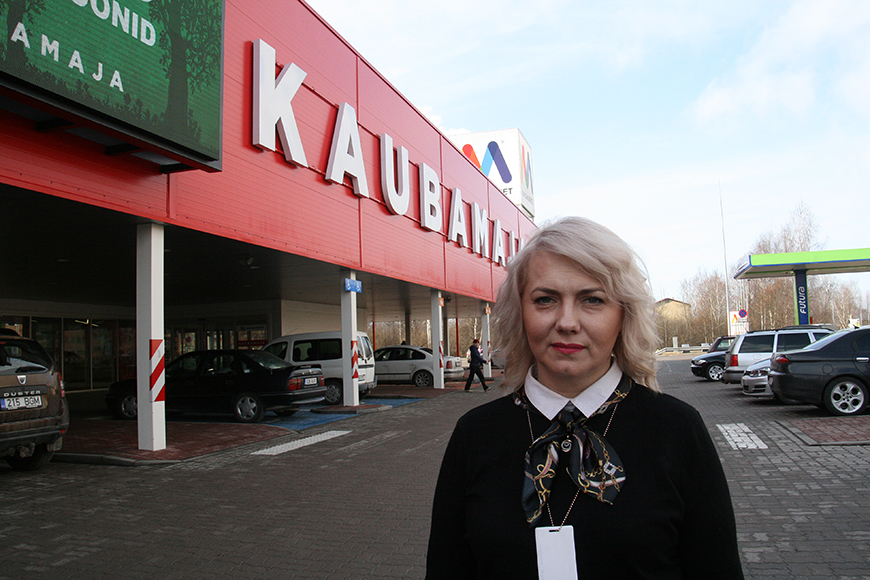 Maavalitsusest lahkunud ja Võru Kaubamaja juhataja tööle asunud Annika Kuus on oma valikuga rahul ja soovitab ka teistel teha julgeid otsuseid. Maavalitsus rohkem kui 20 töötajaga suleb lõplikult oma uksed detsembrikuu viimasel päeval.     Foto: TOMI SALUVEER