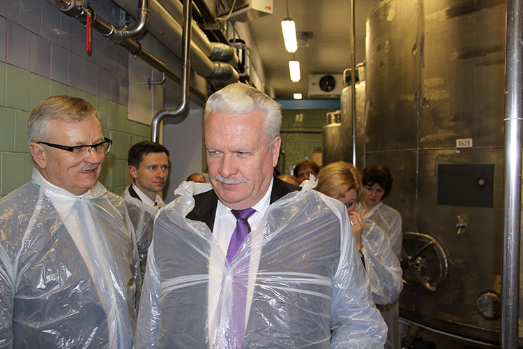 Maaeluminister Tarmo Tamm (vasakul) ja Läti põllumajandusminister Janis Dūklavs Linda Nektaris. Foto: URMAS GLASE