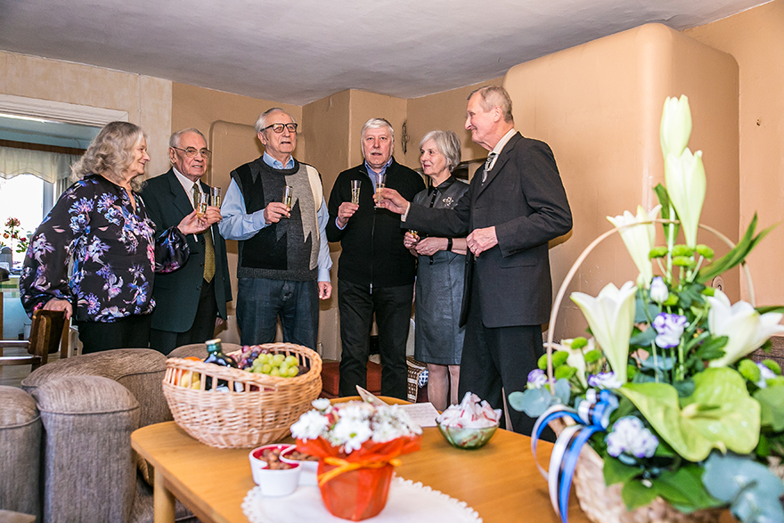 Eile, päikesepaistelisel 6. märtsil sai 85aastaseks suure algustähega Arst Hillar Kalda, kes alustas arstina Rõuges ja pidas nüüd oma juubelit taas Rõuges, majas, mille 60 aastat tagasi korda tegi, sest Rõuge haiglas oli haigetele ruumi vaja. Hillar Kalda on ka suure algustähega Ehitaja, ehitades keset loodust haiglahoone, kus jätkub ruumi nii arstidele, haigetele kui ka moodsale ravitehnikale. Eile pärastlõunal käisid Rõuges juubilari õnnitlemas 20. Augusti Klubi liikmed Lehte Hainsalu (vasakult), Rein Järlik, juubilar Hillar Kalda, Tõnu Saarman ning Tiiu Saarman ja Võru meeskoori asepresident Mati Kondimäe.          Foto: ANDREI JAVNAŠAN