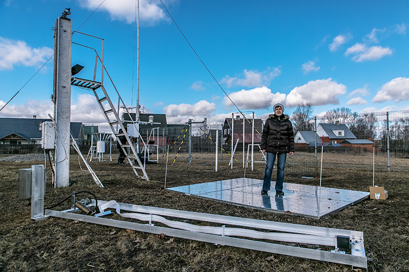 Võru kuumarekordi mõõtja Aita Koppel meteoroloogiapäeval Võru meteoroloogiajaama vaatluspõllul lumekaalul.  Foto: FOTOSFERA / ANDREI JAVNAŠAN