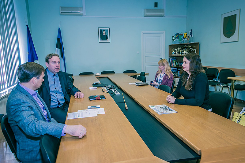 OÜ New Tallinn tegevjuht Maie Jõgar (pildil paremal) käis eile Võru linnavalitsuses tutvustamas oma ideed, et Võrust võiks saada ökopealinn. Teda olid tulnud kuulama abilinnapea Sixten Sild (vasakult), linnapea Anti Allas ja arendusnõunik Tiina Hallimäe.    Foto: ANDREI JAVNAŠAN