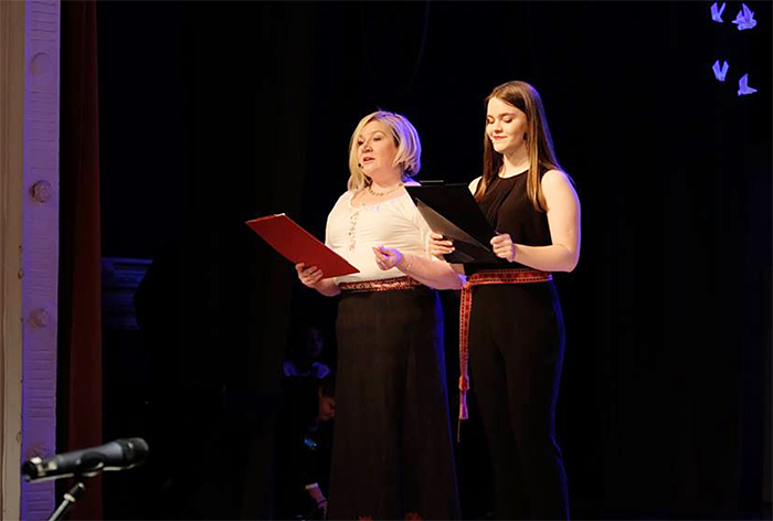 Vabariigi aastapäeva ürituse õhtujuhid Merle Tombak ja noorteaktivist Laura Lääts. Foto: KALEV JOAB