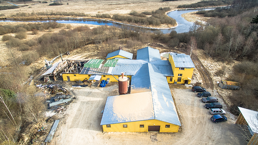 Tänavu oma 20 aasta juubelit tähistav ja 14 Võrumaa inimesele tööd andev mööblitehas Puuslik ei lase ennast heidutada, hoolimata saamata jäävast kindlustusrahast plaanitakse tööd jätkata juba täna. Ligikaudu 400 ruutmeetrit tehasehoonest vajab täielikku renoveerimist. Foto: FOTOSFERA / ANDREI JAVNAŠAN