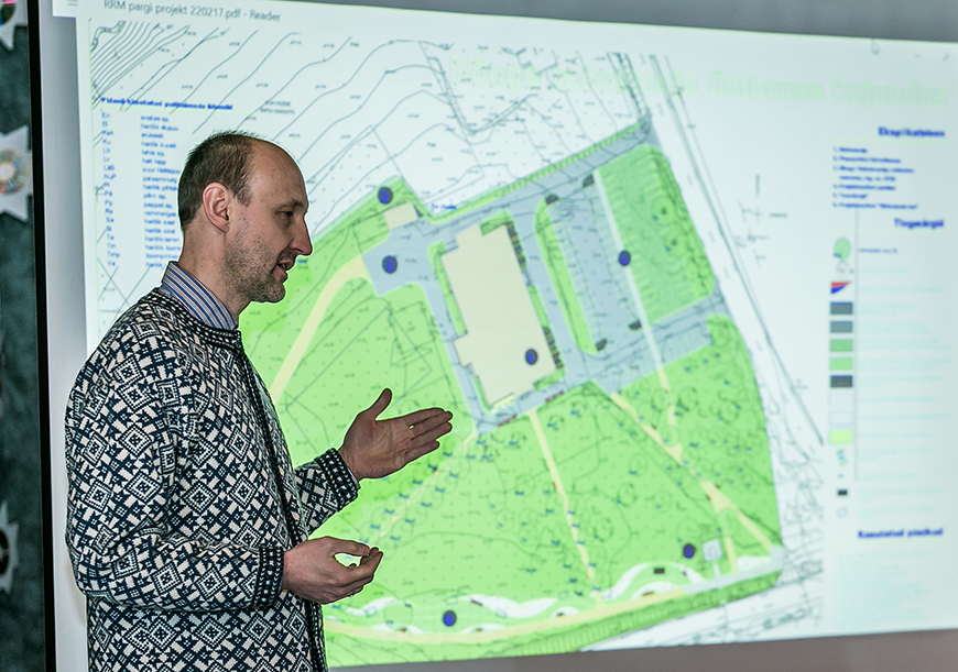 ROK-Projekti juht  arhitekt Karmo Tõra  23. veebruaril Rõuge rahvamaja eskiisprojekti tutvustamas.  Foto: ANDREI JAVNAŠAN