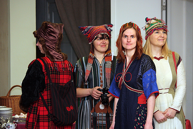 Veebruaris seltsimajas toimunud Udmurdi kunstniku Zoya Lebedeva üritus „Kleidimaagia”.     Foto: AIVAR KROONMÄE