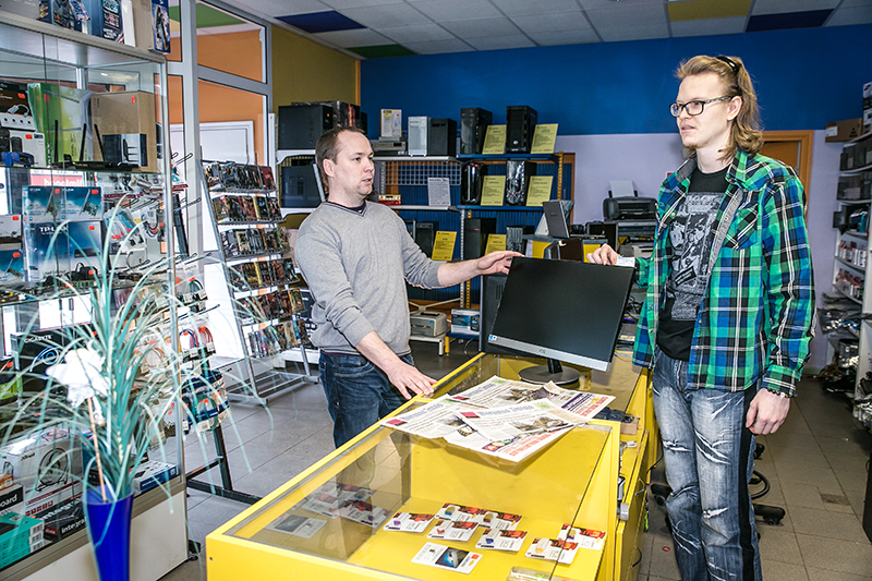 Digilehte aitab Võrumaa Teataja kuulutuste toas huvilistele tutvustada Lembitu tänav 2 asuv arvutisalong Condor (www.condor.ee). Salongis on mitmekülgne valik arvuteid, printereid ja tarvikuid. See on ainuke koht, kust saab osta ja laenutada filme nii DVD- kui ka VHS-vormis. Pildil Võrumaa Teataja veebitoimetaja Aigar Nagel (vasakul) ja Condori müügijuht Oliver Kapp. Laual on 23tolline kuvar digilehe lugemiseks. Foto: ANDREI JAVNAŠAN Digilehte aitab Võrumaa Teataja kuulutuste toas huvilistele tutvustada Lembitu tänav 2 asuv arvutisalong Condor (www.condor.ee). Salongis on mitmekülgne valik arvuteid, printereid ja tarvikuid. See on ainuke koht, kust saab osta ja laenutada filme nii DVD- kui ka VHS-vormis. Pildil Võrumaa Teataja veebitoimetaja Aigar Nagel (vasakul) ja Condori müügijuht Oliver Kapp. Laual on 23tolline kuvar digilehe lugemiseks. Foto: ANDREI JAVNAŠAN