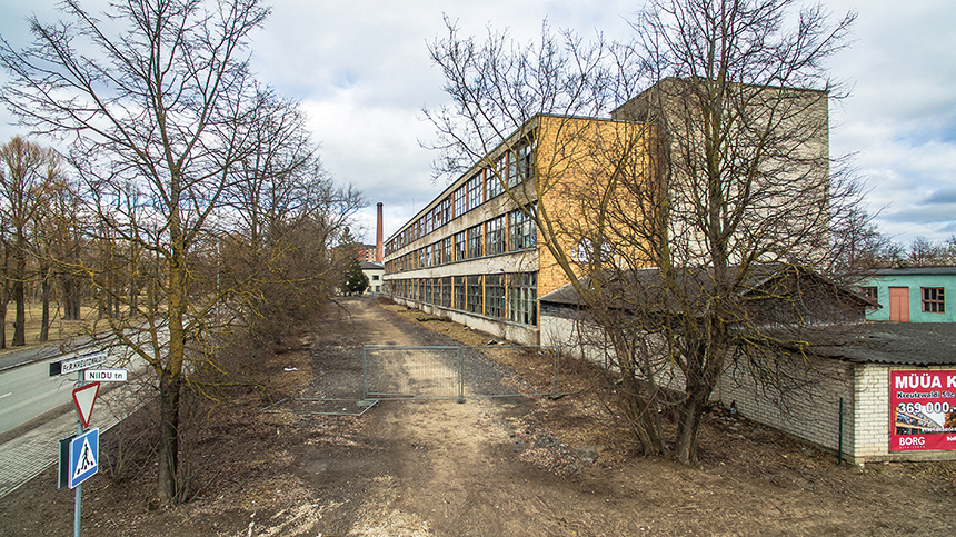 Võru gaasianalüsaatorite tehase peakorpus valmis 30. juunil 1962. aastal ja kohe sai sellest Võru linna kaanefoto. Kindlasti joonistavad arhitektid kortermajale sellise fassaadi, mis pilku püüab ja taas Võru linna kaanefotoks sobib. Foto: ANDREI JAVNAŠAN