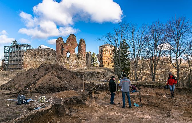 Väljakaevamiste koht Vastseliina piiskopilinnuse juures. Punases jopes on ennast luu-uurijaks nimetada palunud Martin Malve. Foto: ANDREI JAVNAŠAN