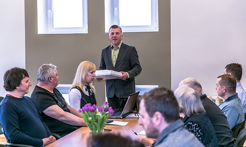 Võru valla volikogu otsustas eilsel istungil, et ei alusta Antsla-Urvaste ja Vastseliina-Orava valdadega liitumisläbirääkimisi. Pildil volikogu esimees Priit Süüden istungit juhtimas. Foto: ANDREI JAVNAŠAN