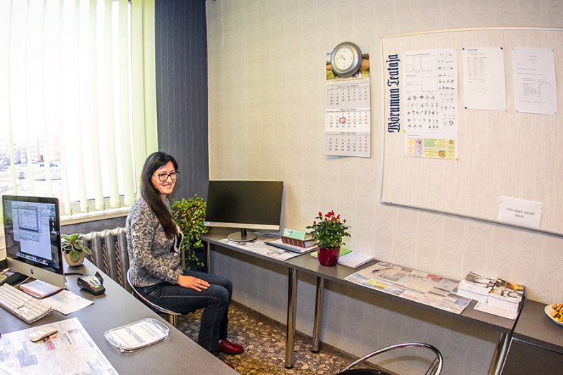 Võrumaa Teataja kuulutuste toas aitab teil digilehega tutvust teha klienditeenindaja Mari-Liis Piirsalu. Fotod: ANDREI JAVNAŠAN Võrumaa Teataja kuulutuste toas aitab teil digilehega tutvust teha klienditeenindaja Mari-Liis Piirsalu. Fotod: ANDREI JAVNAŠAN