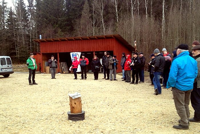 Laupäeval, 18. märtsil kell 10 Kimalase talu õues. Taluperemees Rein Männiste (vasakul rohelise jopega) tervitab Võrumaa mesinikke ja on üllatunud, et huvilisi nii palju tuli. Foto: Võrumaa Teataja