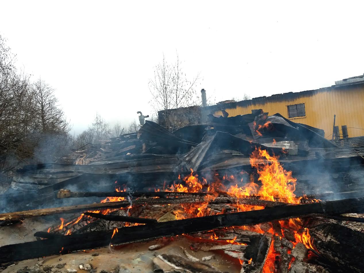 Kuna talvel ostetakse mööblit vähe, tootis mööblivabrik viimased kuud lattu. Saatuslik tuli levis neljapäeval katlamajast laoruumidesse ja rikkus 200 000 euro väärtuses valmistoodangut. Pildil põlevad hoonerusud. Foto: TOMI SALUVEER