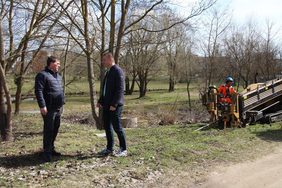 Fotol OÜ Taristuhaldus juht Andres Visnapuu ja OÜ Kagu-Elekter juht Karmo Kase Jõe tänaval, kus täna puurimistöid teostati.