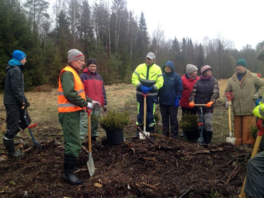 Laupäeval, 29. aprillil kella 11 paiku juhatas Võrumaa metsaühistu tegevjuht Erki Sok (esiplaanil, vasakul) metsasõpradele Uuri kinnistul töö kätte. 