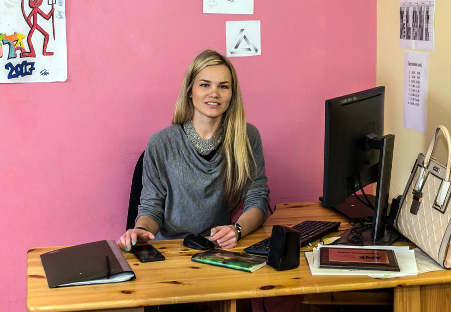 Päivi Kahusk ütleb Lõuna-Antsu talu töökoja ees seistes, et raja ettevalmistamine algab juba sel nädalavahetusel. FOTO: Andrei Javnašan Võrumaa Teataja