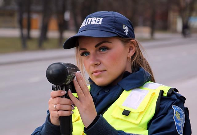 Politseinik Stina Võru linna tänavatel ja teedel, kus „Fast and Furious“ filmistseenid olevat kohalike elanike igapäevaellu tunginud. Pärast päev otsa patrullimist tõdes Stina, et Vin Dieselit polnud Võrus paraku märgata. Samuti ei tuvastanud politsei sel päeval sealkandis ühtki kiirusületajat. Raadioeetergi oli väljakutsetest tumm. Loodetavasti on eesootav õhtu sama mõnusalt turvaline. Politsei- ja Piirivalveamet