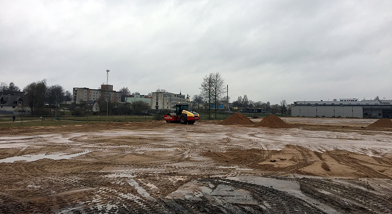 Praegu keskendutakse parkla tihendamisele ja täitmisele projekteeritud kõrgusele. Pärast seda algab vee-, sademeveetorustike ja elektriliinide paigaldus.          Foto: KADI ANNOM