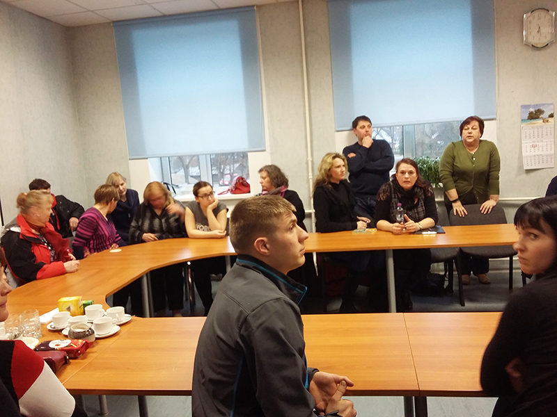 Vallarahvas volikogusaali kogunemas. Foto: LIANA ALLAS