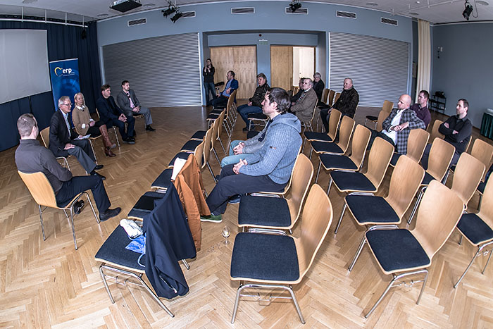 Eile pärastlõunal Kandles. Saali ees istuvad Hasso Ploomipuu (vasakult), Tunne Kelam, Mari Koort, Meelis Mõttus ja Andres Kõiv. Foto: ANDREI JAVNAŠAN