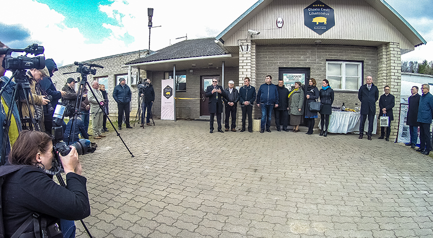 Eile keskpäeval kutsus Ühistu Eesti Lihatööstus nõukogu esimees Urmas Laht (pildil keskel tumedate prillidega) enda kõrvale kõik võtme- isikud, ilma kelleta poleks ajalukku minev ühistu sündinud. Sündmust oli saabunud jäädvustama arvukas foto- ja filmimeeste vägi.  Foto: FOTOSFERA / ANDREI JAVNAŠAN