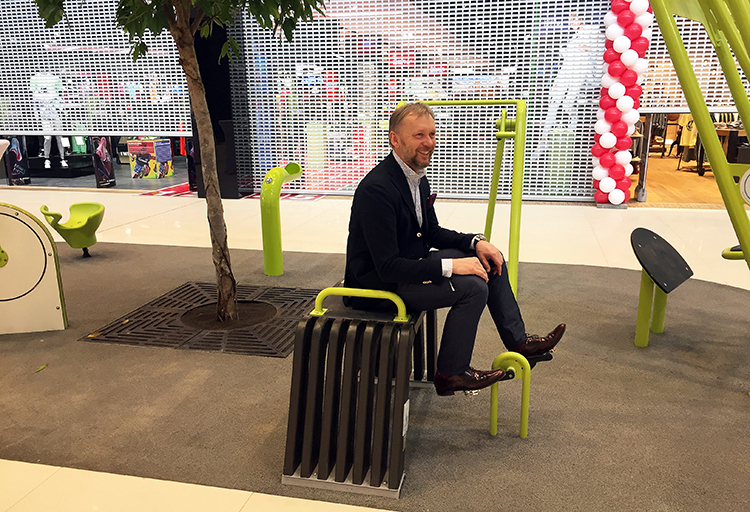 Tartu Lõunakeskuse tegevjuht Jaan Lott eile demonstreerimas omanäolisi treeningvahendeid, millel saab jalga puhata ja samal ajal millegi kasulikuga tegeleda. Foto: KADI ANNOM