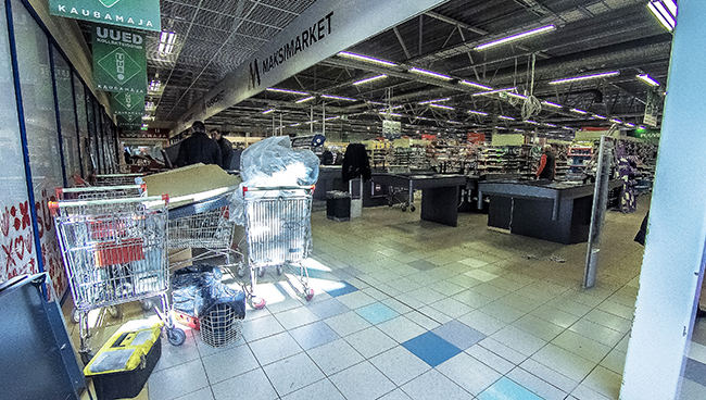 Teisipäeva lõuna Võru  Maksimarketis. Uute kassade  ülespanek, tänu millele uuenes  skaneerimisaparatuur.  Foto: ANDREI JAVNAŠAN