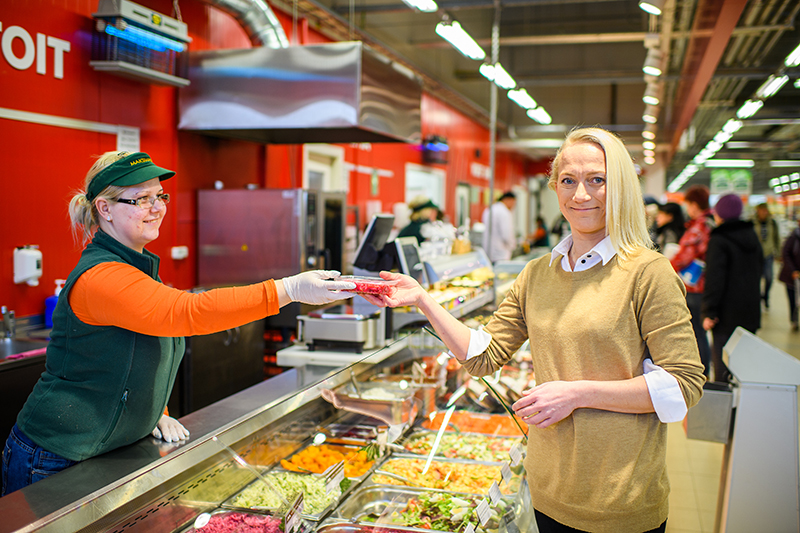 Võru Tarbijate Ühistu juht Mari Koort Võru Maksimarketi Maksiköögi toodete leti ees. Foto: ERAKOGU