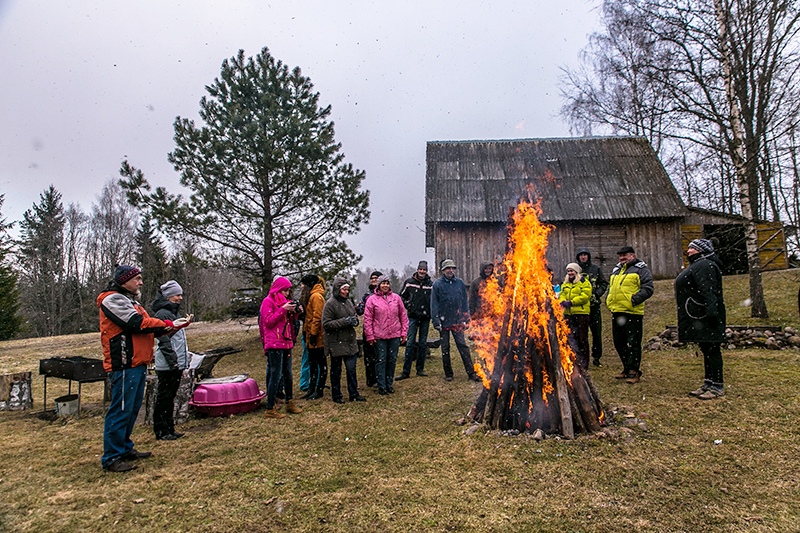Rõuge vallas asuvas Muduri külas süüdati 12. laulu- ja tantsupeo tuli, et tähistada Eesti Vabariigi juubelipidustuste algust ja südamekuud. Tule ümber lauldi, unistati kevadest ja peeti piknikku.  Foto: ANDREI JAVNAŠAN