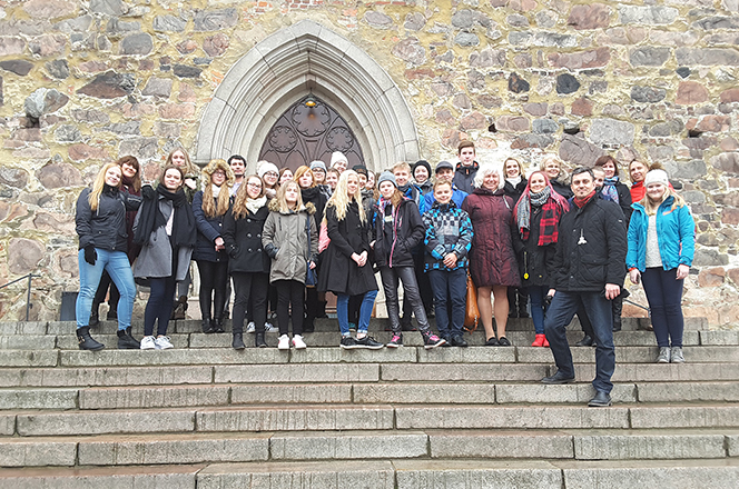 Võru muusikakooli sümfoniett- orkestri ühispilt  Turu Toom-kiriku ees. Foto: ERAKOGU