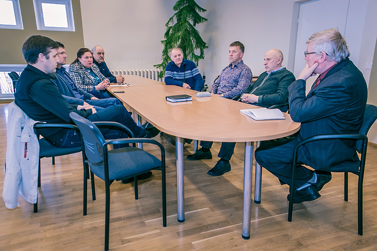 Vallajuhid eile hommikul Võru vallas. Juris Juhansoo (Lasva, vasakult), Kalmer Puusepp (Võru), Riina Sabalisk (Orava), Ilmar Ploom (Orava), Aare Hollo (Sõmerpalu), Priit Süüden (Võru), Georg Ruuda (Võru) ning allakirjutanu.    Foto: ANDREI JAVNAŠAN