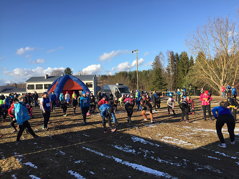 Soojendusvõimlemine Eliise Abeli juhendamisel enne põhidistantsi starti. Foto: KADI ANNOM