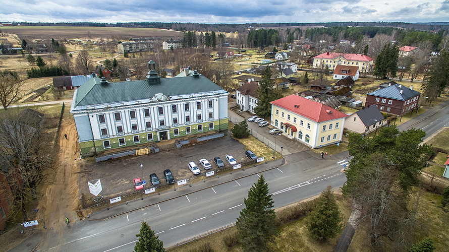 Vastseliina hooldekodu linnulennult. Tumeda katusega maja hooldekodu otsas on ümberehitamist ootav tervisekeskus. Tervisekeskuse taga on natuke näha Võrumaa 2016. aasta edukaks ettevõtteks tunnistatud OÜ Juustupoisid. Paremal olev punase katusega maja on praegu tühi ja müügis. Varem on seal olnud riidepood, pank, politsei.  Foto: ANDREI JAVNAŠAN 