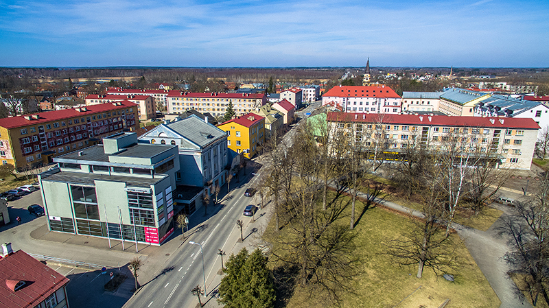 Esmalt Wõro Kommertsi kontoriruumideks rajatud ärihoone, rahvakeeli tuntud kui klaasmaja on saanud taas uue omaniku ja on nüüdisajastamise ootel. Foto: FOTOSFERA / ANDREI JAVNAŠAN