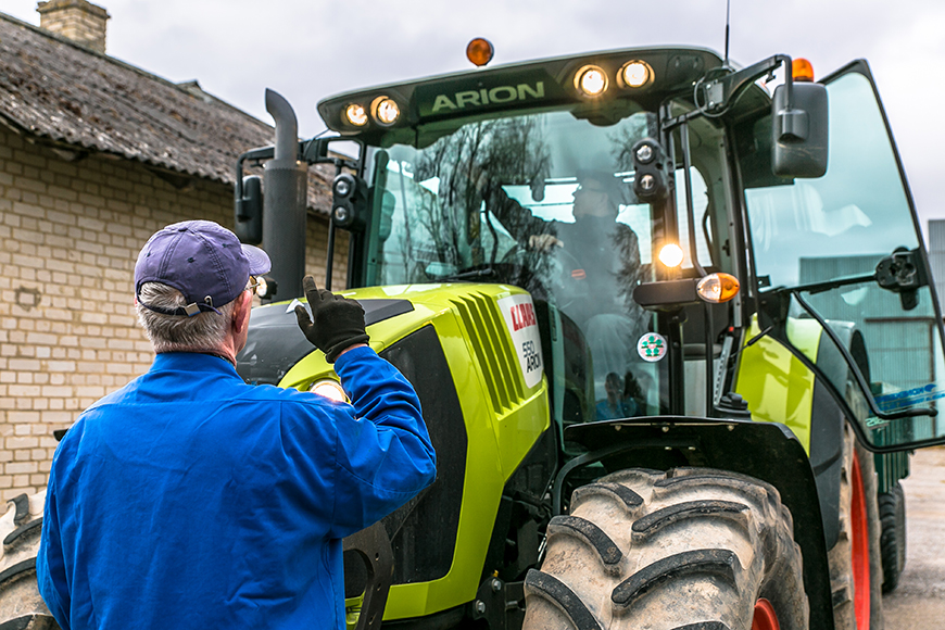 Hillar Zirk Urvaste valla Kalevala talust lülitab Reino Mokriku  märguande peale järjest sisse  oma Claasi tulesid.  Foto: FOTOSFERA / ANDREI JAVNAŠAN