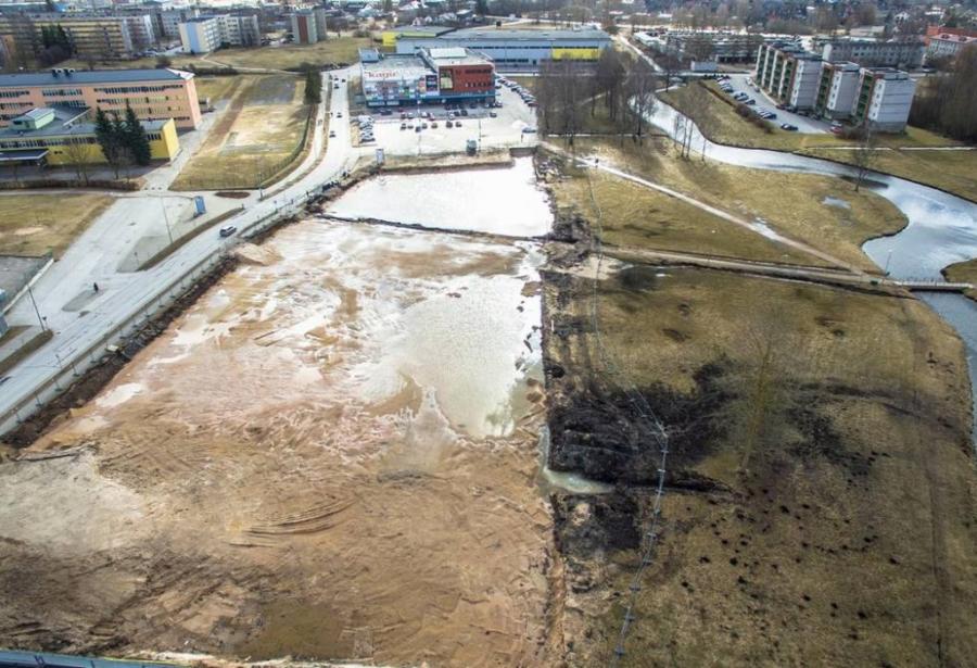 Kuu aega tagasi, 25. märtsil laius parkla ehitustandril tiik  FOTO: ANDREI JAVNAŠAN Võrumaa Teataja