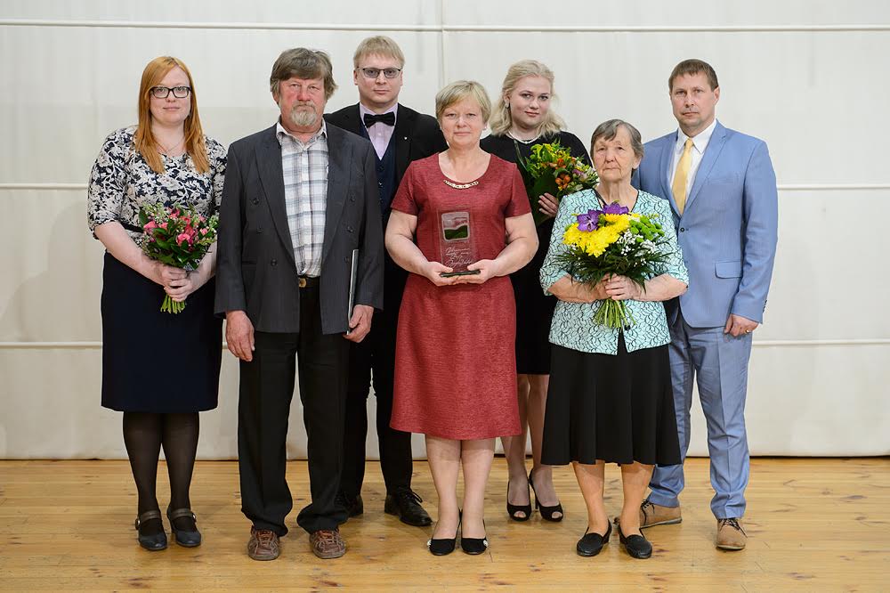 Foto: Aasta ema Janyka Vellak koos perekonna ja Võru maavanema Andres Kõivuga (Margus Muts)