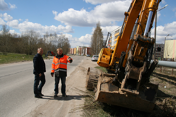 Kopp sai maha. Võru linnamajanduse osakonna asetäitja Risto Aim (vasakul) jälgimas koos Asafaldigrupp OÜ meestega linna läbiva uue kergliiklustee esimesi ehitustöid. Foto: TOMI SALUVEER