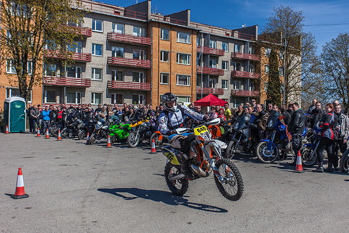 Mootorratturite kevadpäevadel peeti ka meelelahutuslikke võistlusi ning jõukatsumisi. Foto: ANDREI JAVNAŠAN