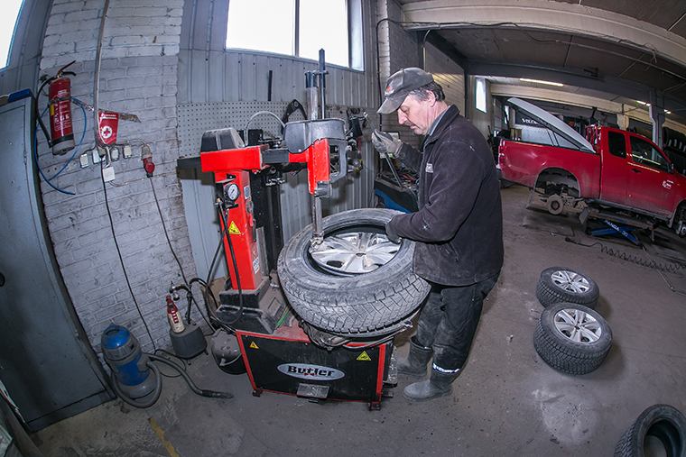20 aastat rehvivahetusega tegelenud Margus Koppelile (pildil) ei meenu nii hilist kevadet. Puigar teeb rehvitöid sõidu- ja veoautodele, kaubikutele, maasturitele, põllu- ja metsatöömasinatele. Puigar tegutseb alates 1994. aastast.  Foto: ANDREI JAVNAŠAN