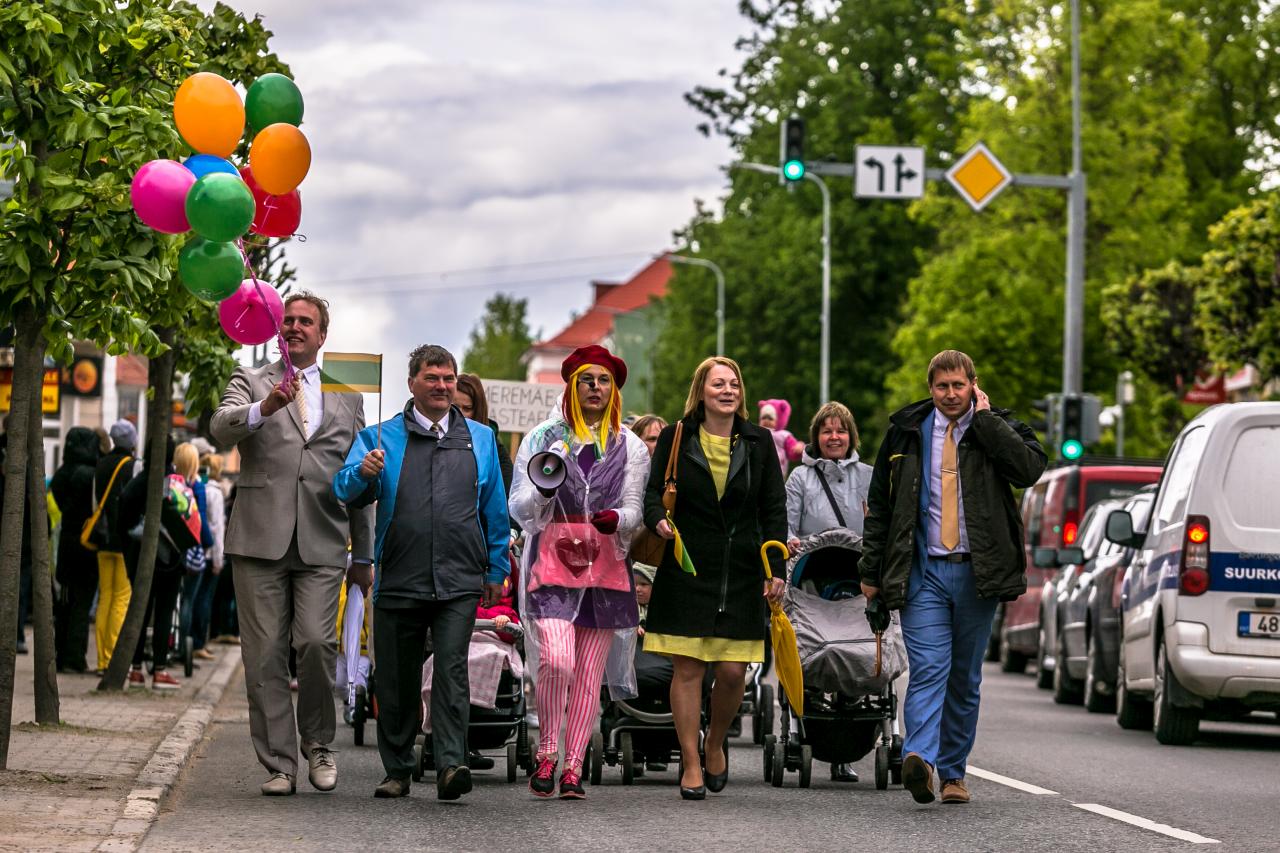 Mudilaste laulu- ja tantsupidu alustati rongkäiguga Kesklinna pargist. Peol ja rongkäigul osalesid Võru linnapea Anti Allas (vasakult), tema kõrval paremal Võru linnavolikogu esimees Andres Visnapuu, Triibuliine kostüümis peojuht Merle Kõivumägi, Võrumaa Omavalitsuste Liidu esimees Mailis Koger ja Võru maavanem Andres Kõiv.